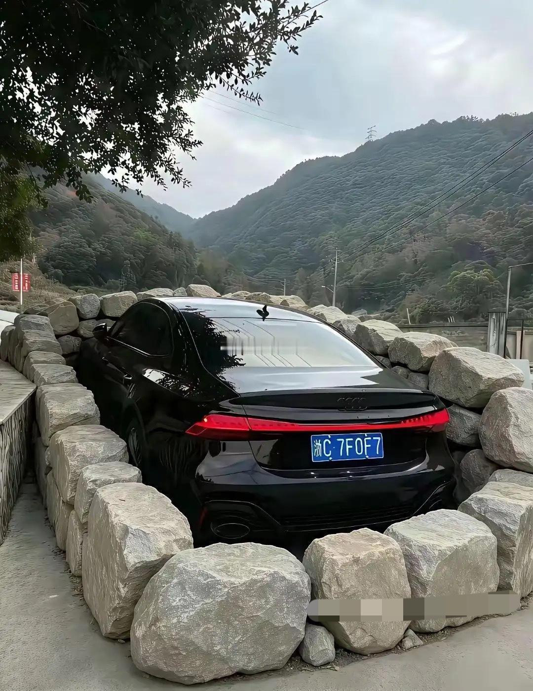 什么叫底气？看这两台车就懂了。一台被石头围起来稳稳停放，一台暴雨积水套上防护圈从