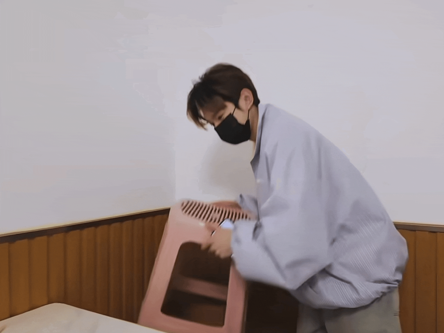 搬椅子手法也太熟练了hhhhhh