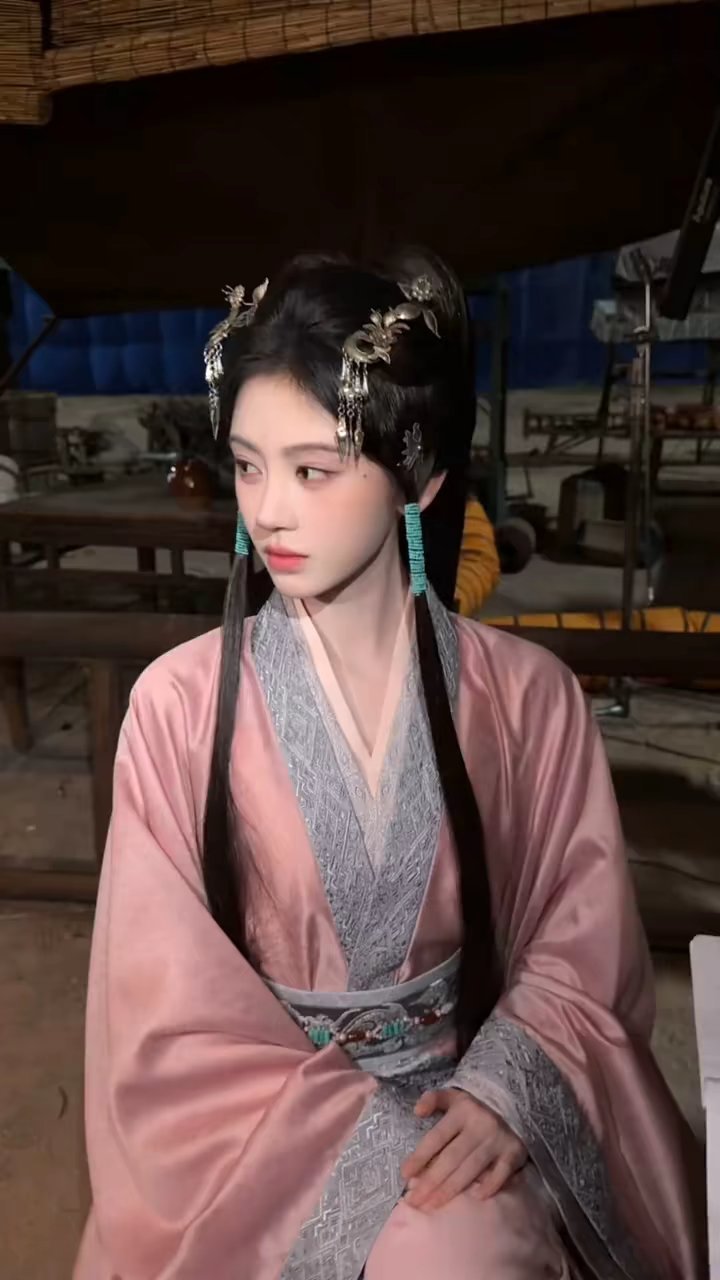 鞠婧祎 jjy鞠婧祎姜黎非﻿ jjy鞠婧祎千香 你太安靜了，坐在那像一封沒有地址