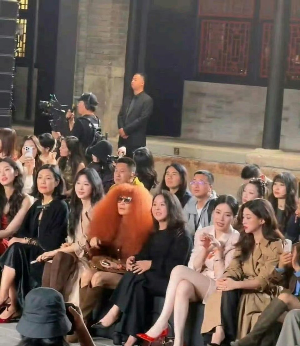 蔚来老板娘长得又白又好看，坐在人群里也很突出。 