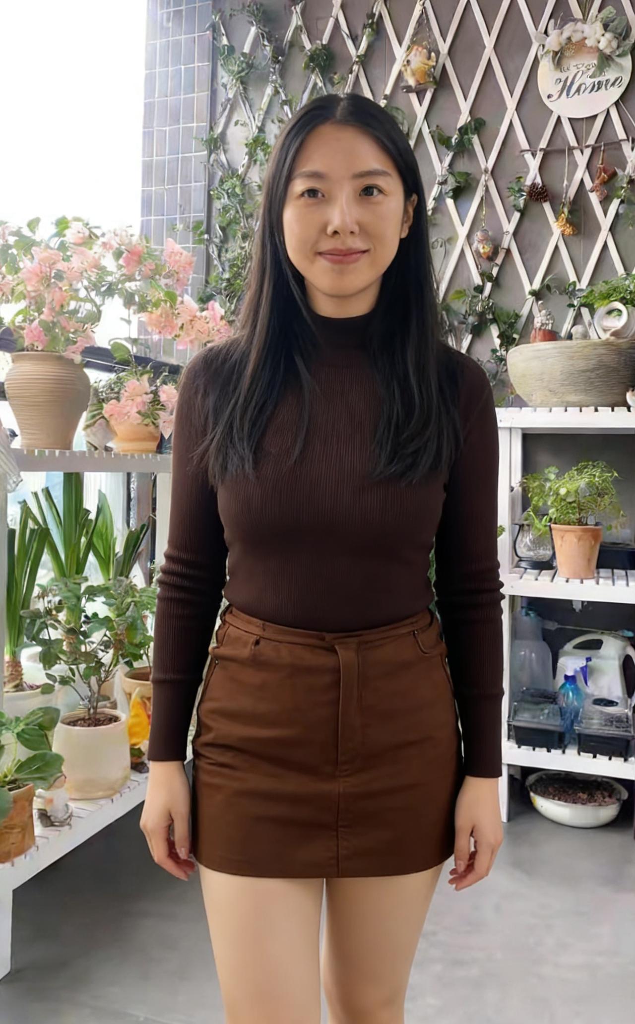 花架萦藤覆浅墙，棕衫裁得暖云长。
鬓边软发风微拂，裙底轻尘露未扬。
笑靥融开陶瓦