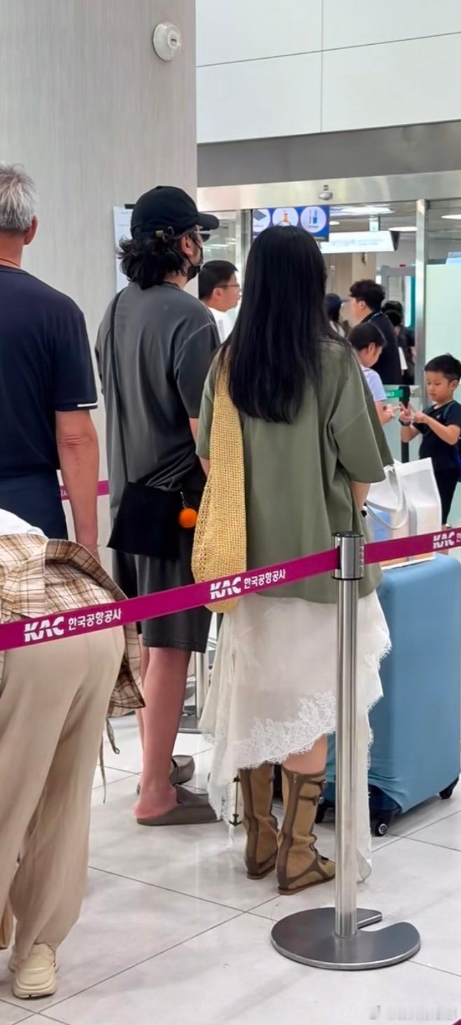 韩国济州岛偶遇雷佳音雷佳音变样了 韩国济州岛偶遇雷佳音，感觉变样了，差点没认出来