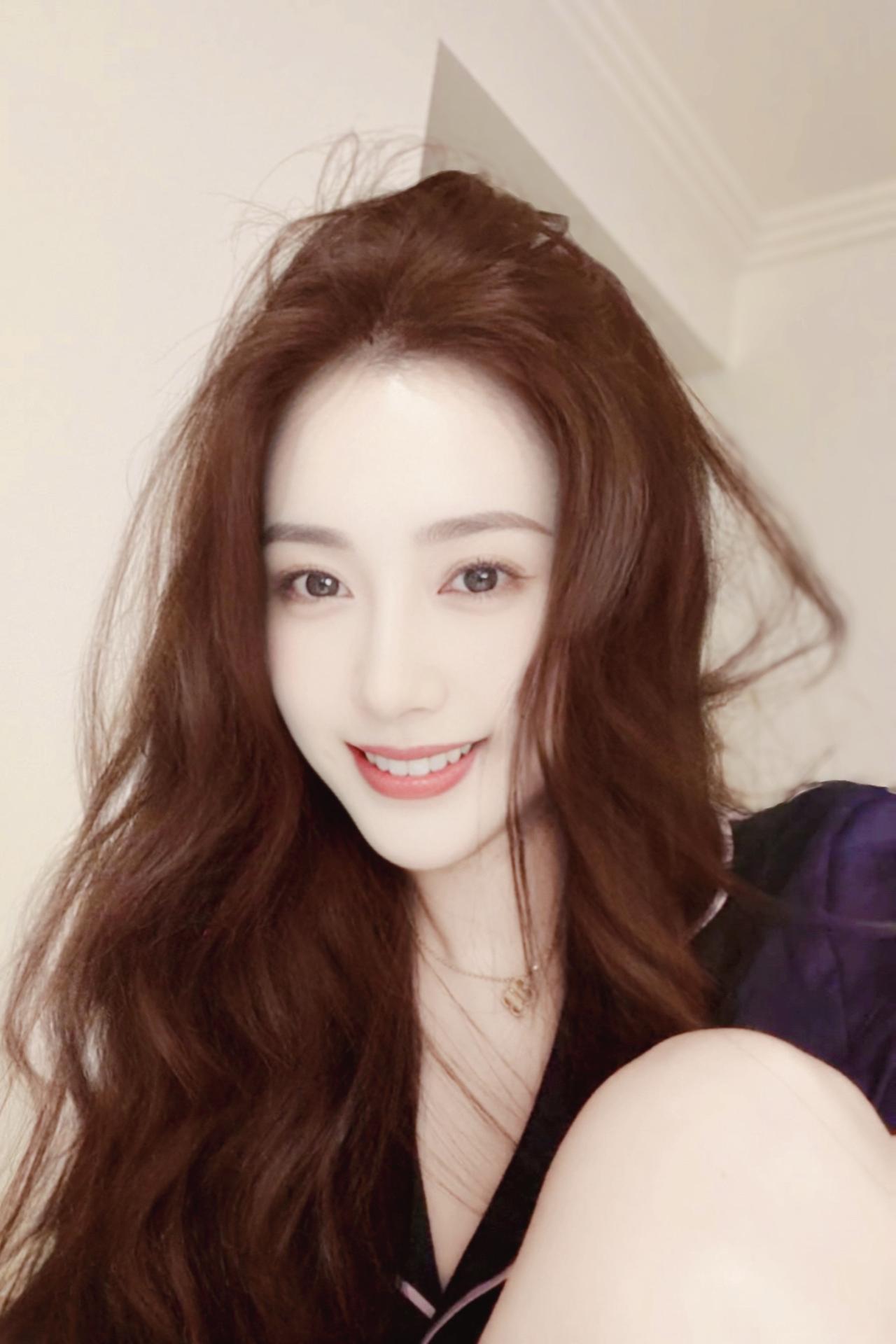 假如有一天你断了收入，第一个能站出来给你兜底的人，到底是谁？
女人吗要么美一点要