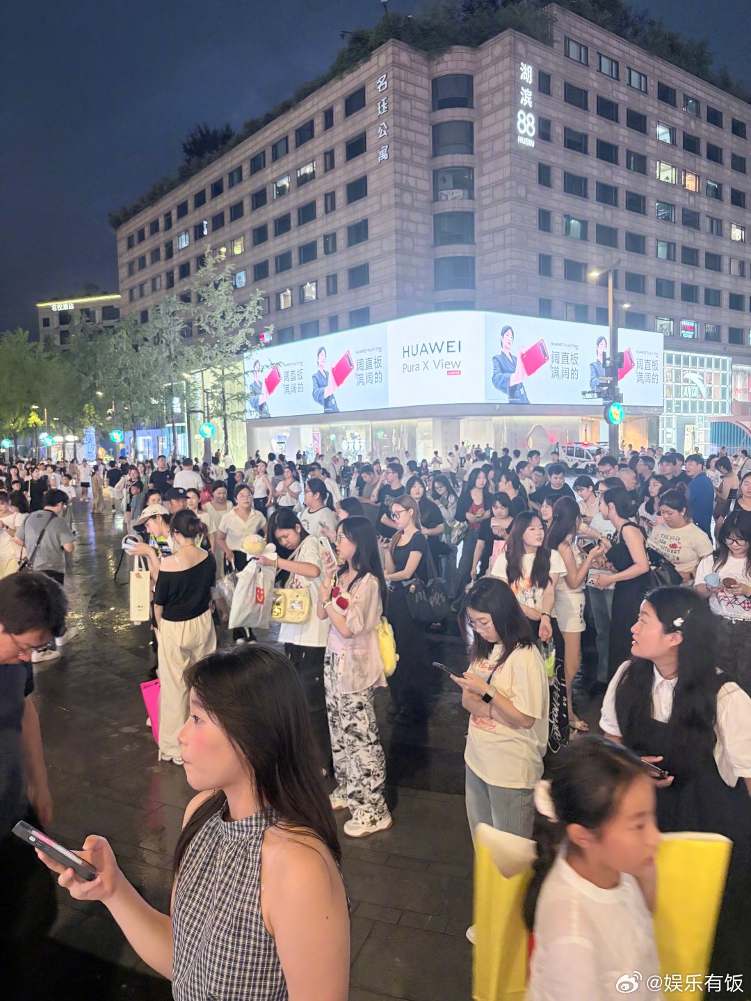 时团点亮西子廊桥 西子廊桥亮灯实况太震撼了！灯光点亮廊桥的瞬间美到失语，高清混剪