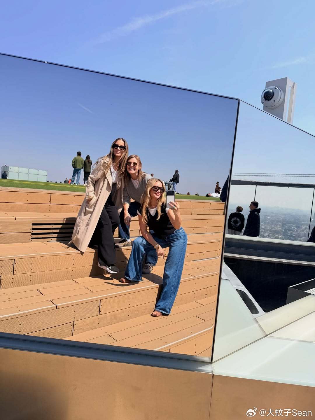 Hilary duff希拉里达芙分享春日里的私照，儿子luca终于长大了，上次出