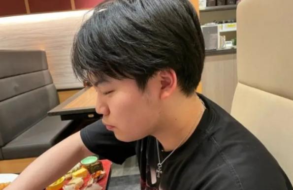 松岛辉空还真是个孩子，世界杯赚了 5 万美金，没想到回到日本后，他做的第一件事竟