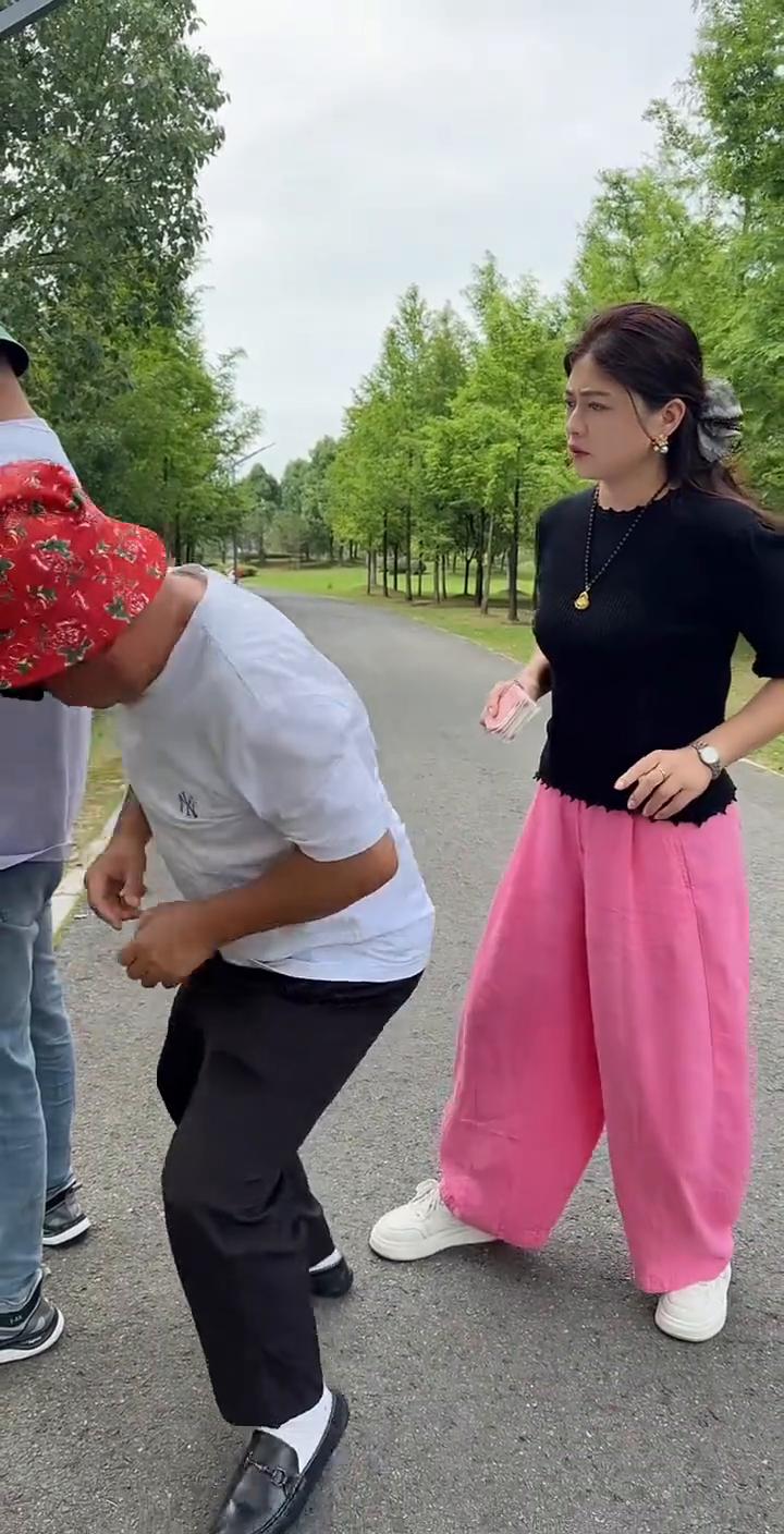 这娘们可不像好人。真是高手。这是高手。这太厉害了。这个真厉害。这个好快。这太厉害