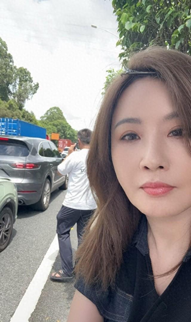 54岁港星张文慈在深圳拍戏，

保姆车被三车连环追尾，

车头撞得面目全非。
