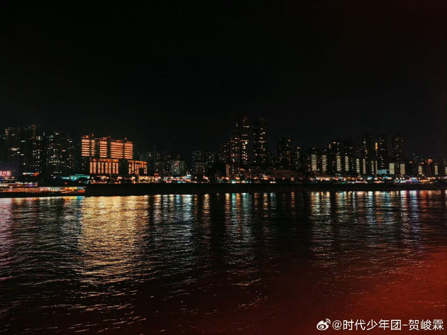 贺峻霖比北京的雨还要忧郁贺峻霖怼脸侧颜照 贺峻霖怼脸侧颜照 贺峻霖