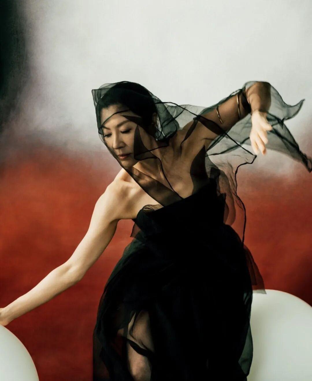 杨紫琼的身上，凝聚了太多值得骄傲的元素。她是一位勇敢的演员，敢于挑战自我，跨越动