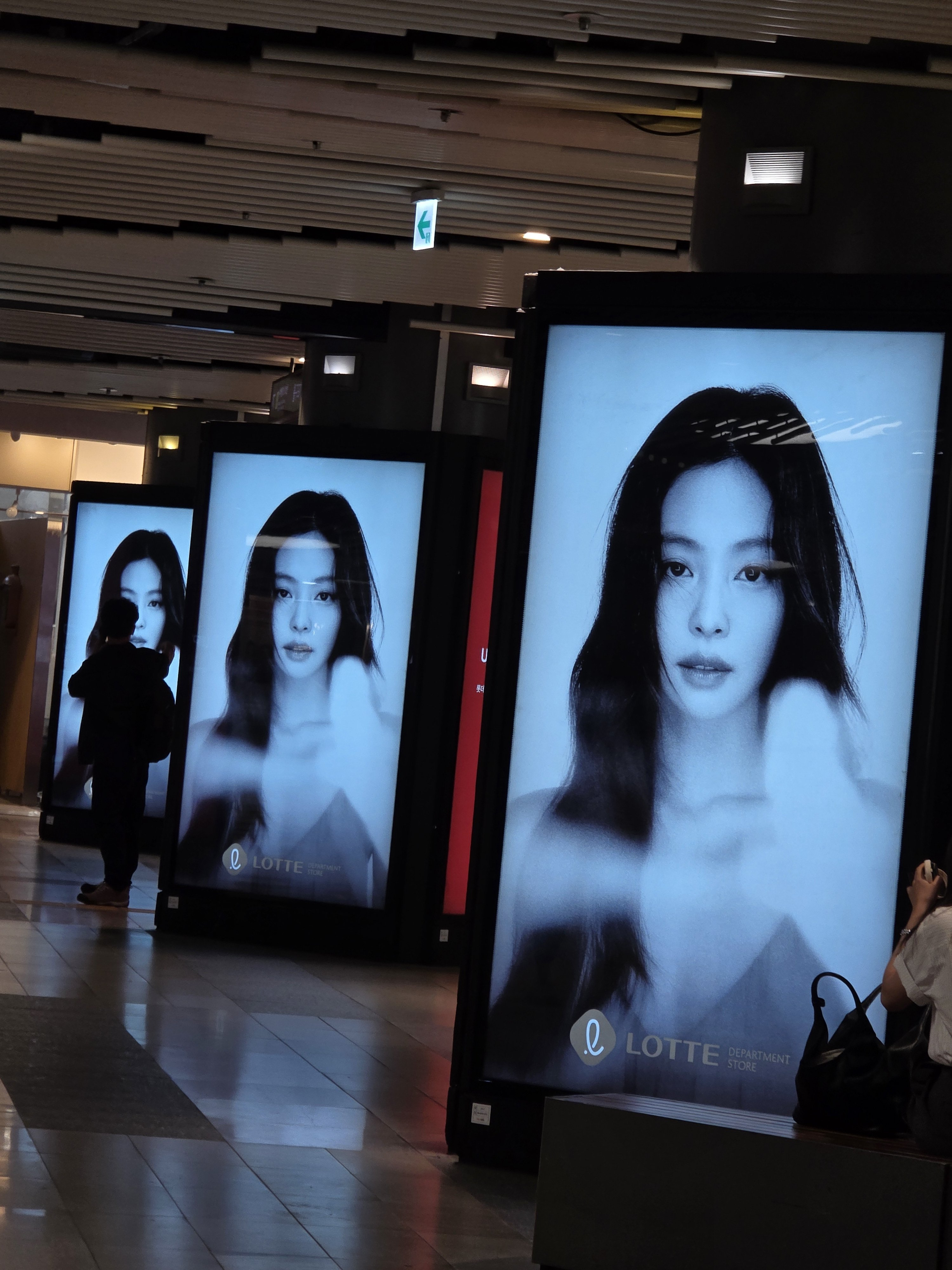 JENNIE的乐天百货广告现已在蚕室店展示。 ​​​