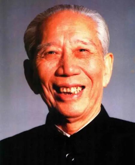 1950年 新疆2500人叛乱！王震拍桌子：一兵一卒都不派 让罪人去平叛。195