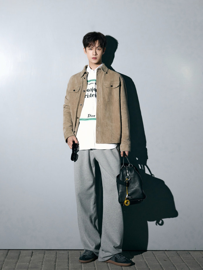 Dior要出新招了 当迪奥二零二六秋冬秀的邀请函变成两把公园里的绿色铁艺小凳，这