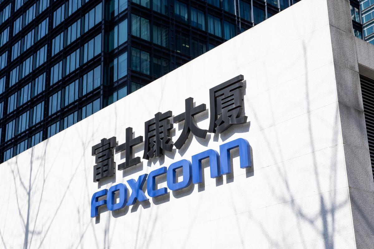 富士康崩得太突然！郭台铭绝对没料到，以前大陆工厂灯火通明的代工巨头，如今像破气球