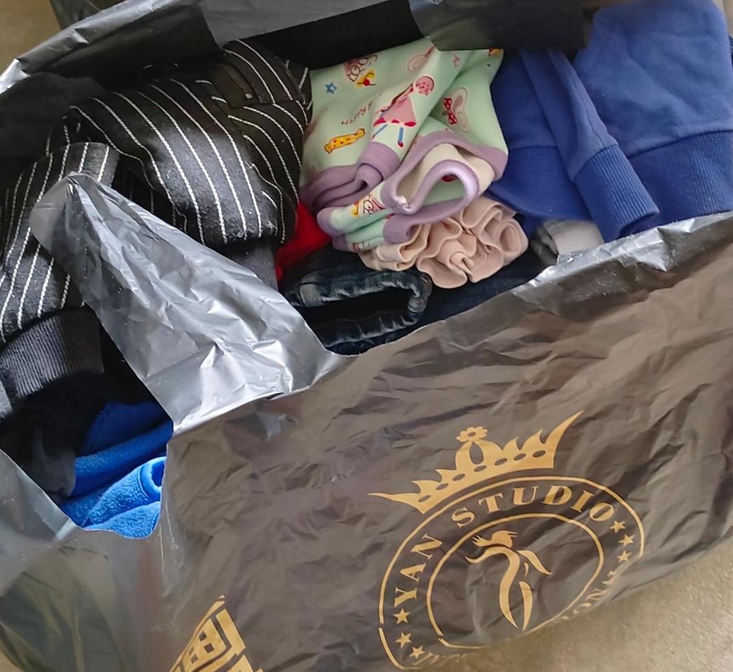 同事又拿了袋旧衣服给我，我又听到了个别异样的声音。

“怎么老是捡别人的衣服，这