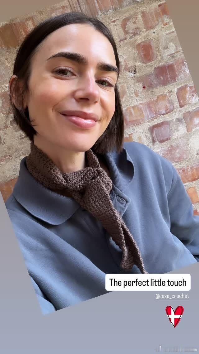 Lily collins莉莉柯林斯分享她的新时尚好物：手搓的迷你细围巾🧣 