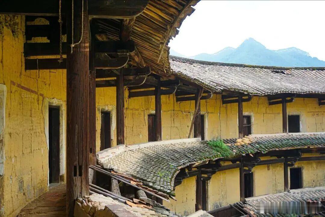 盛夏追光之旅微博旅行ing提起福建土楼，很多人只知道南靖云水谣和永定土楼，却不知