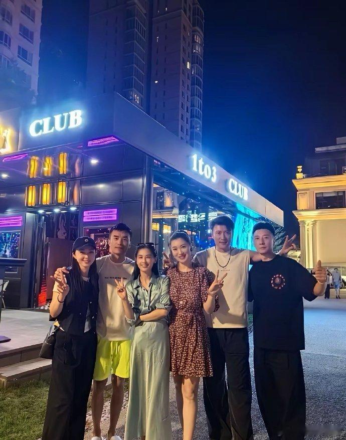 黄圣依身着真丝裙装，那细腻褶子尽显奢华质感。每一步轻移，光泽流转，仿若将时光都衬