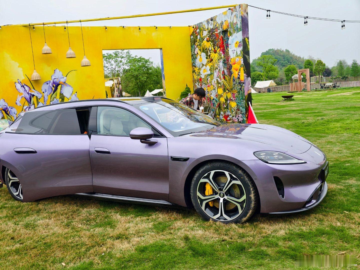 有没喜欢尚界Z7这个幻影紫的？实车比之前看的图片都好看啊！天气不好灰蒙蒙的手机都