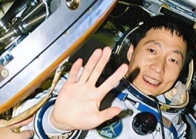 果不其然。
 
中国航天员杨利伟宣布了，不再登天，把精力投向选训与任务筹备。
 