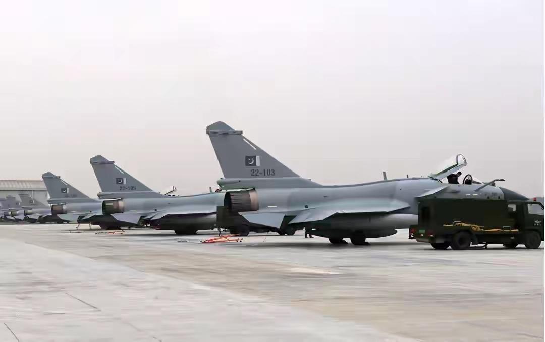 大规模军演亮剑！防空铁网锁定全域，直面美军发出最强警告

南海空域的侦察警报尚未