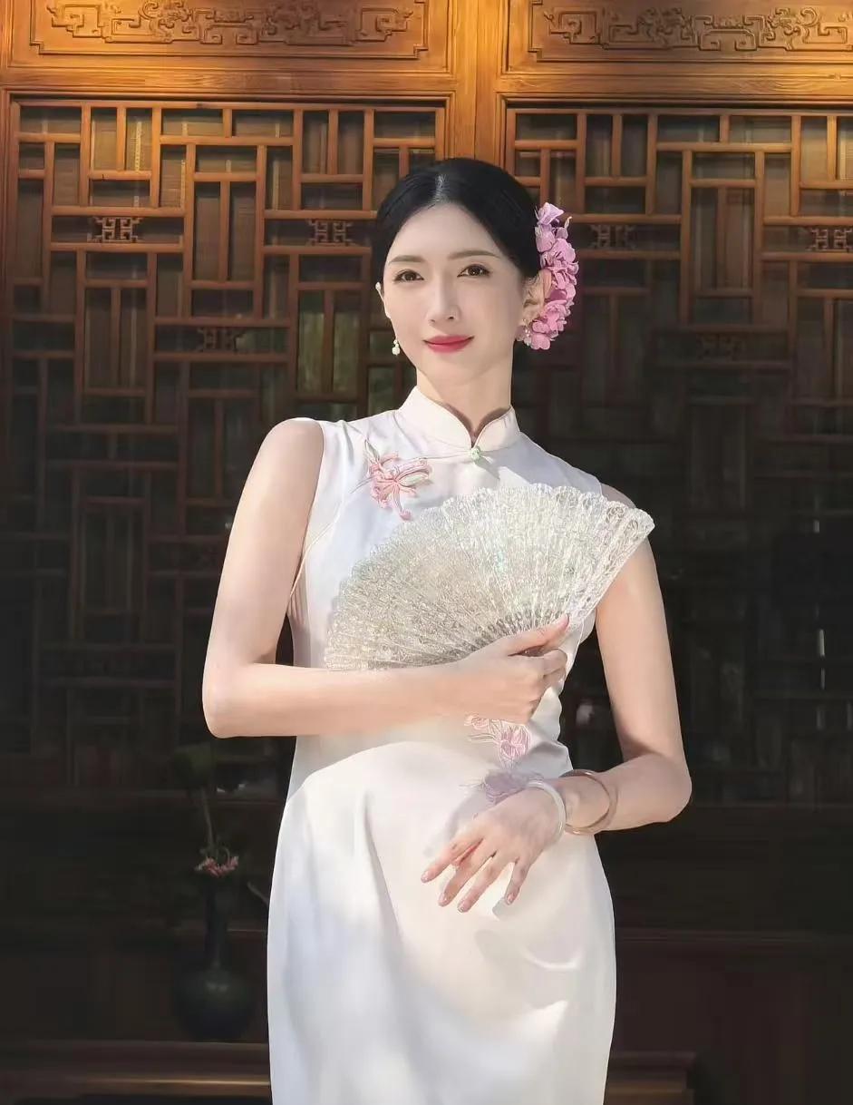 江疏影这旗袍，把“江南大小姐的温婉”焊身上了！
 
谁懂啊！素白旗袍+鬓边花，往