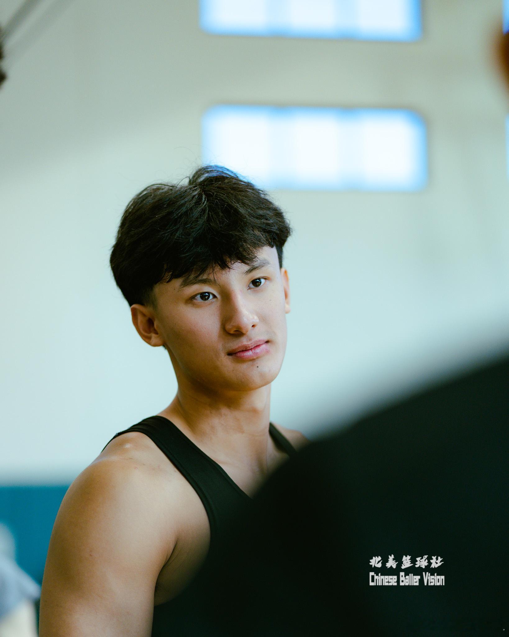 华裔球员Justin Huang也受邀参加了林书豪湾区训练营，这身板肯定没少在力