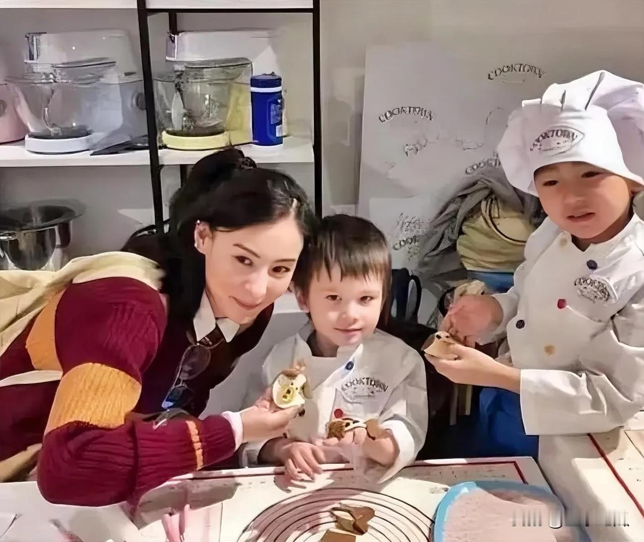 张柏芝带着三儿子正面亮相了，三儿子跟着张柏芝姓张，名叫张承礼已经5岁了，小家伙可
