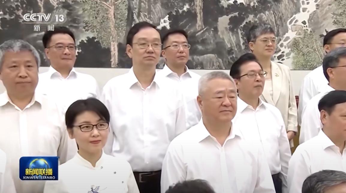 今天的新闻联播画面，看到了中国科学院院士、深圳湾实验室主任颜宁，著名主持人康辉等