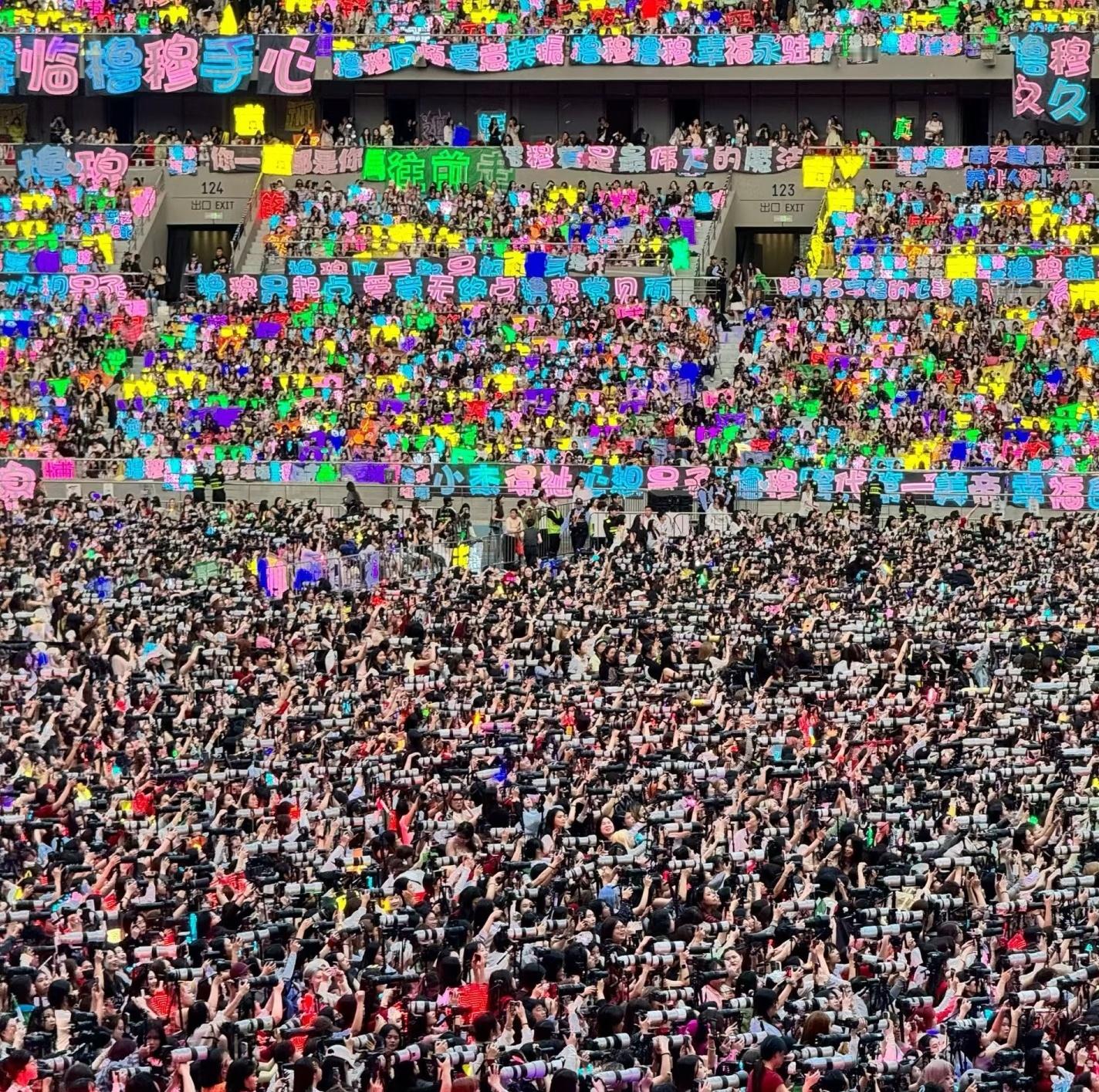 TF家族新音 内场相机型号太多了吧！灯牌密集，照出的是青春的模样！太热情了，有被