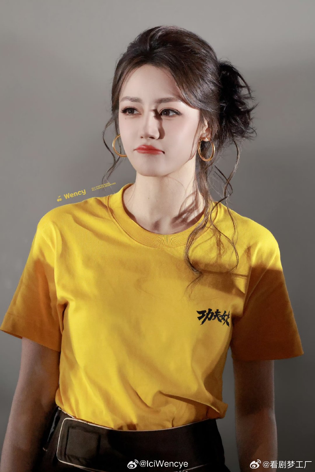 迪丽热巴把娥眉队别在裤腰上迪丽热巴影子是猫咪本体活力值爆棚的迪丽热巴上线，裤腰缀