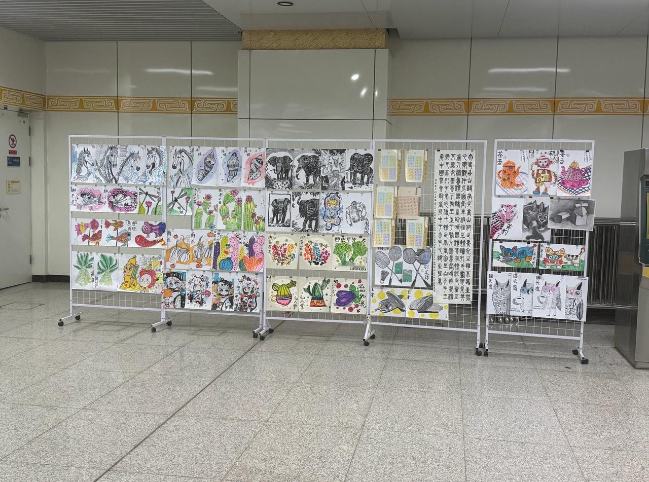 郑州地铁站最好的创意，就是每隔几站就有这样的写作角。

有幼儿园的绘画，有初中生