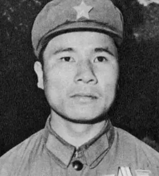 1979年，黄招强在护送伤员撤退的时候，意外发现队伍中竟然多了几张陌生的面孔，于