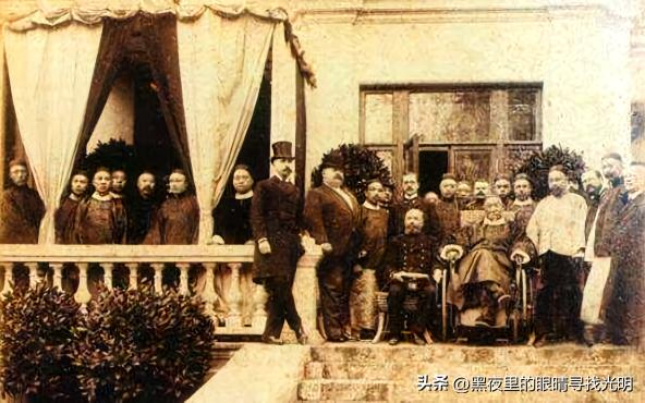 1896年李鸿章访俄，洋洋得意的他稳坐C位

这张照片拍摄于1896年4月底至5
