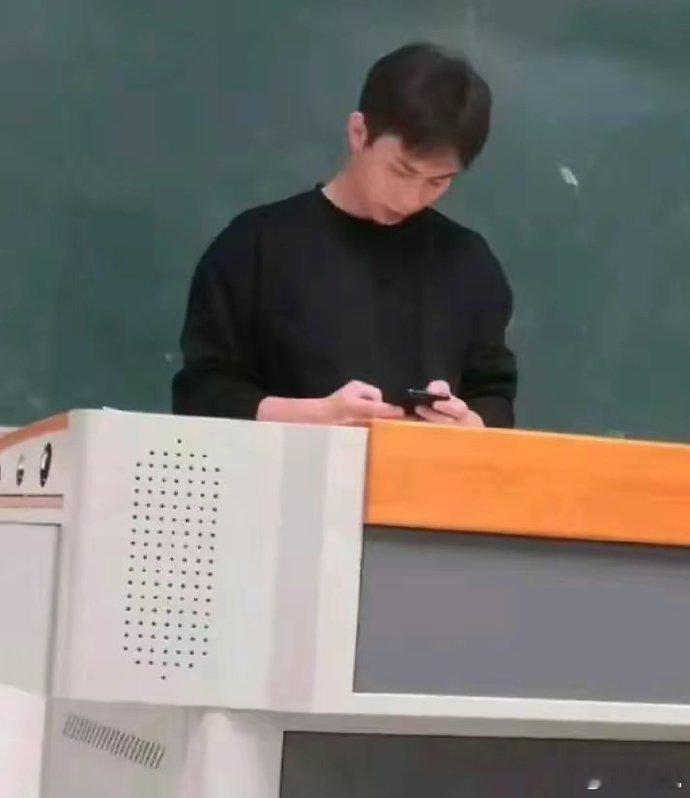 没想到这样的脸居然有肚腩，反差感拉满了 ​​​