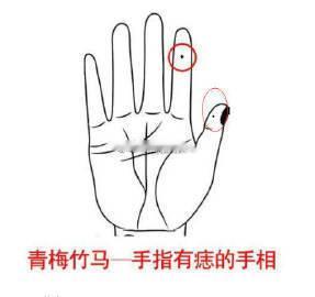 在相学中大拇指和食指有痣的人，代表着父母是自己的贵人，并且父母都校友成就。所以这