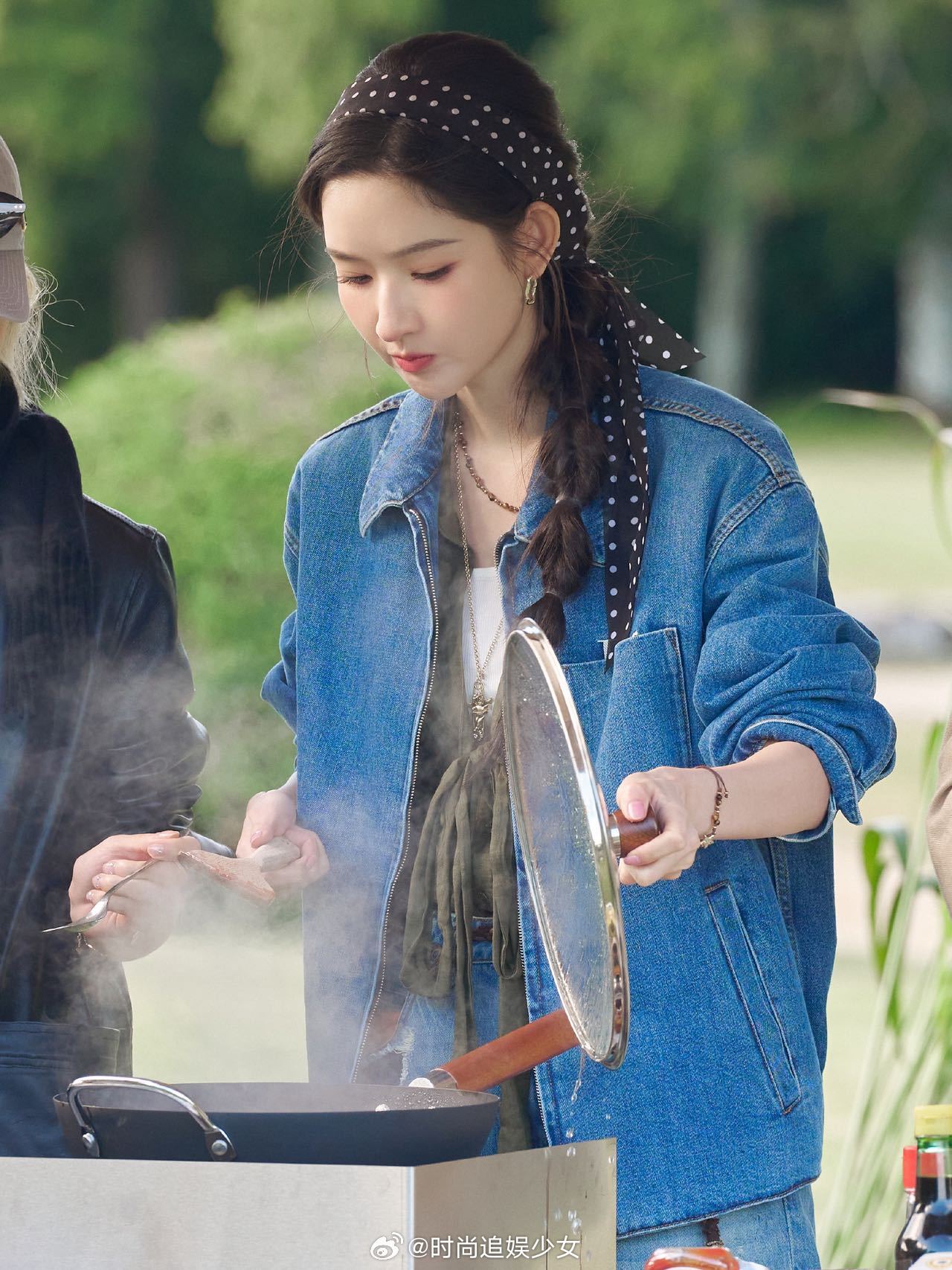 王玉雯一边剥蒜一边做慈善下意识的温柔真的太圈粉了！王玉雯个人战玩成了团队战，没想