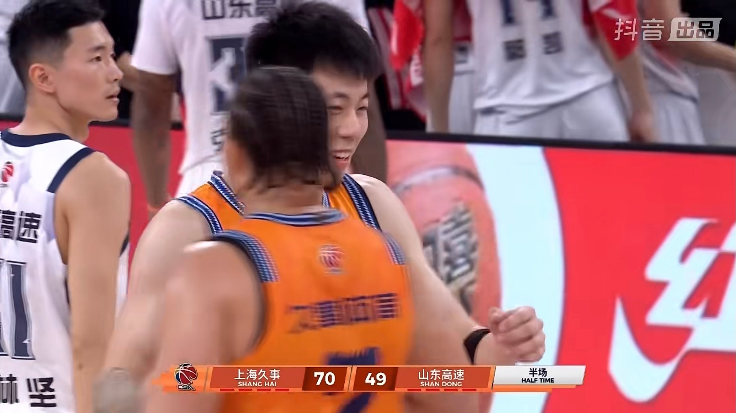 张镇麟次节末连得5分，上海半场狂轰70分，火力太猛了！上海男篮vs山东男篮