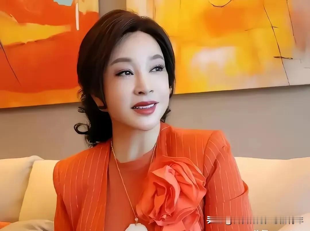 有人问刘晓庆：你现在无儿无女，会觉得很孤单吗？

刘晓庆笑着反问，谁说生活就得儿
