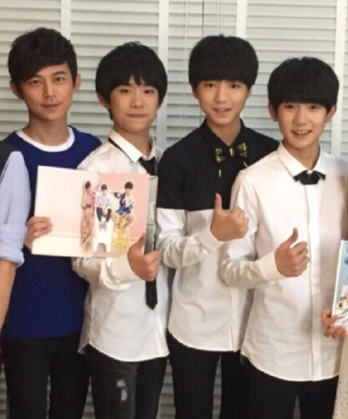TFBOYS时间的参照物是何炅何炅见证TFBOYS的成长何老师见证了三小只长成为