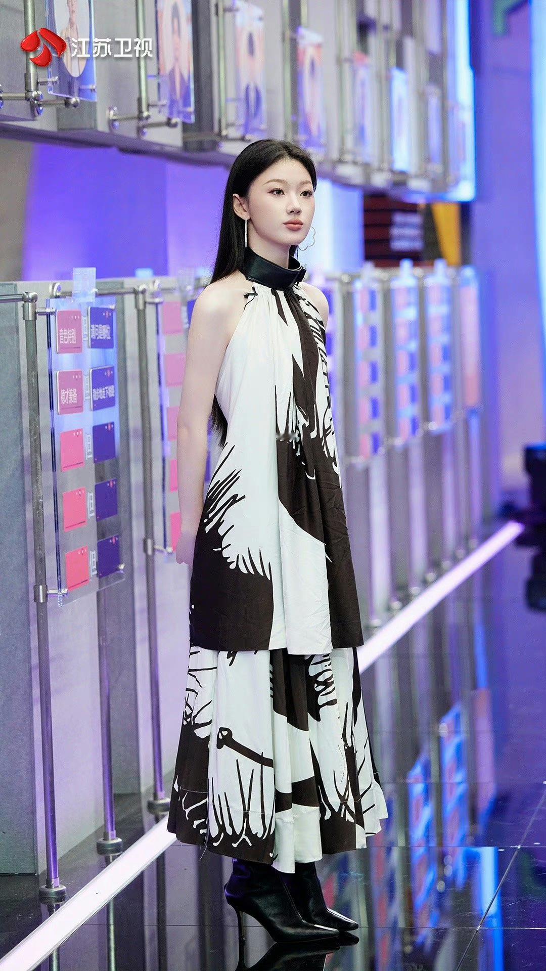 #单依纯中式挂脖长裙#单依纯《音乐缘计划》中式挂脖长裙好美啊，看上去就很舒适穿搭