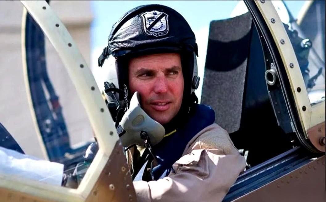 一个叫丹尼尔·杜根的男人，前美国海军陆战队飞行员，现在是澳大利亚公民。他马上要被