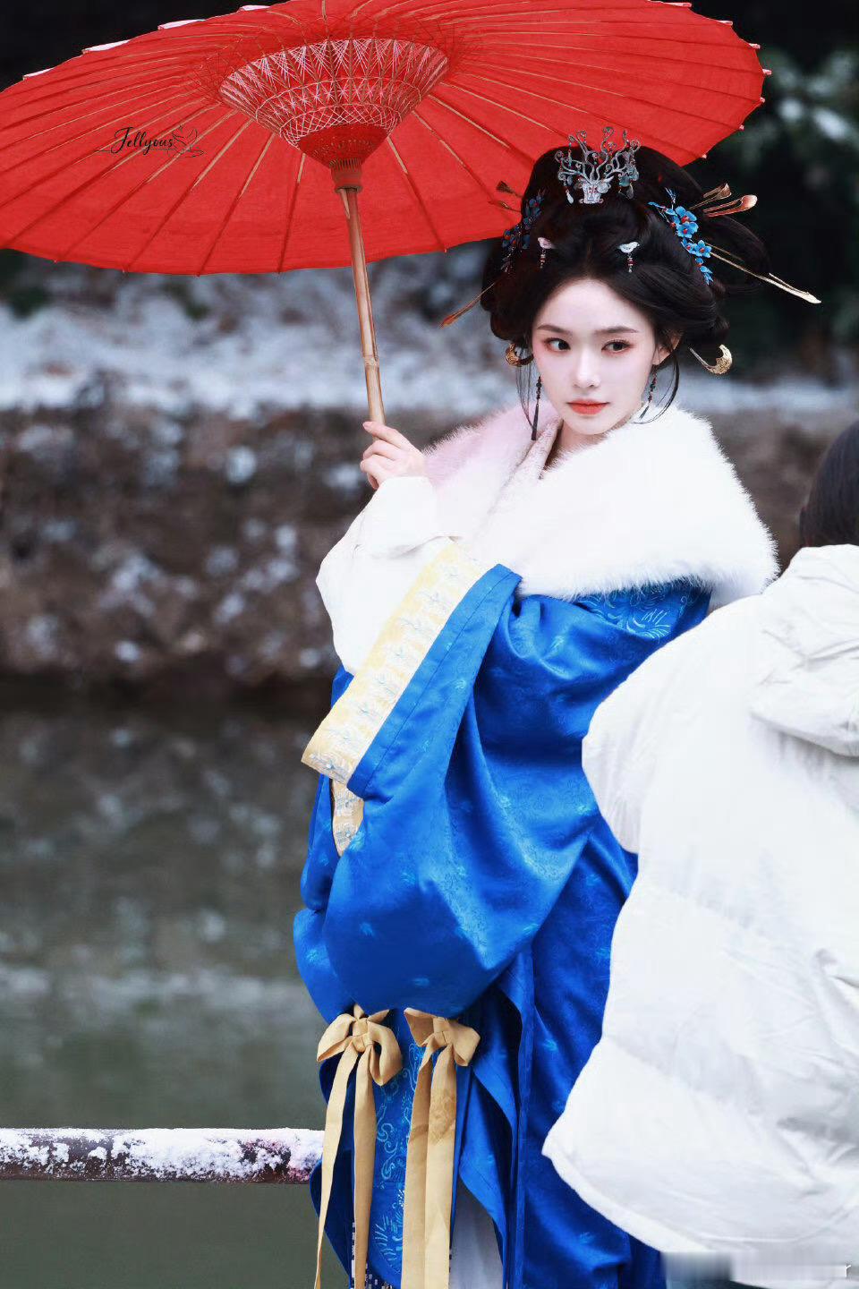 张凌赫粉丝爬半天山拍了三遍林允林允这造型也太美了 