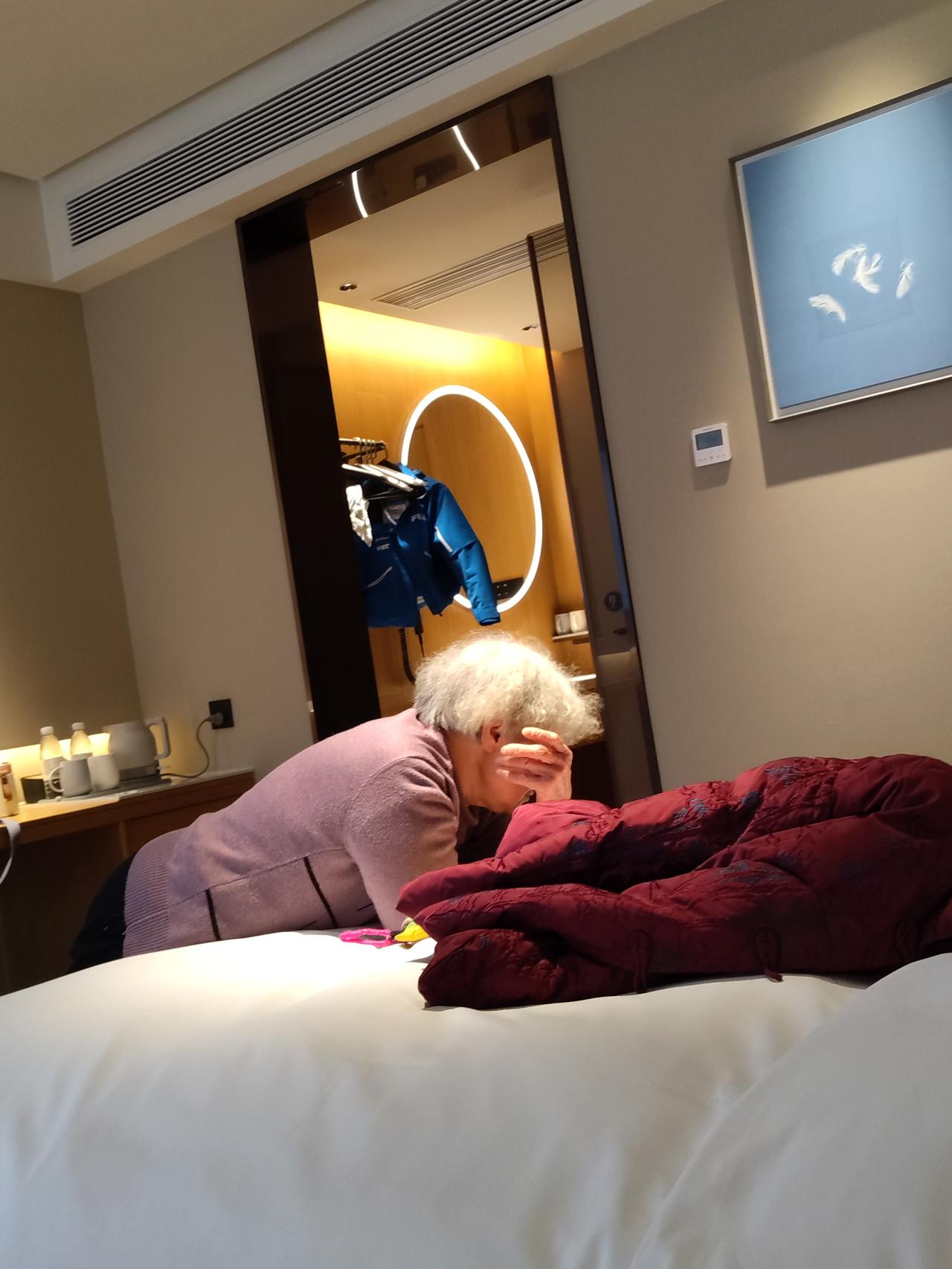 我妈85岁了，手机玩得很溜，耳朵不背，思维敏捷，腿脚灵便，一天走5000步是没有