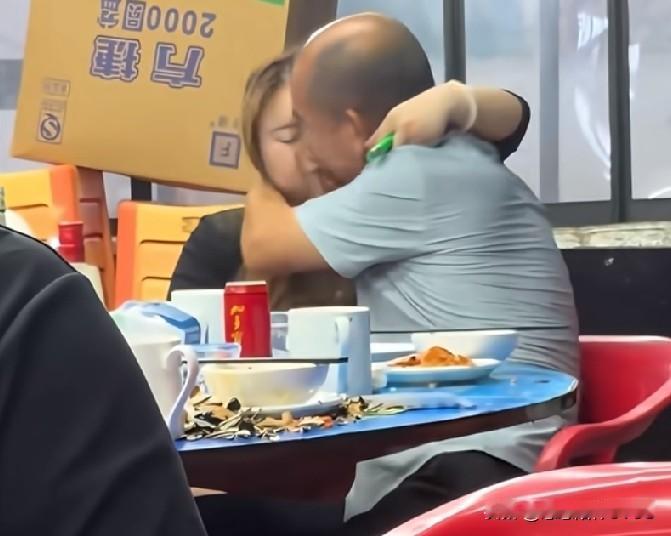 起初还以为这姑娘反应迟钝，仔细一瞧才明白，人家精明得很呢，借位玩得十分娴熟，那老