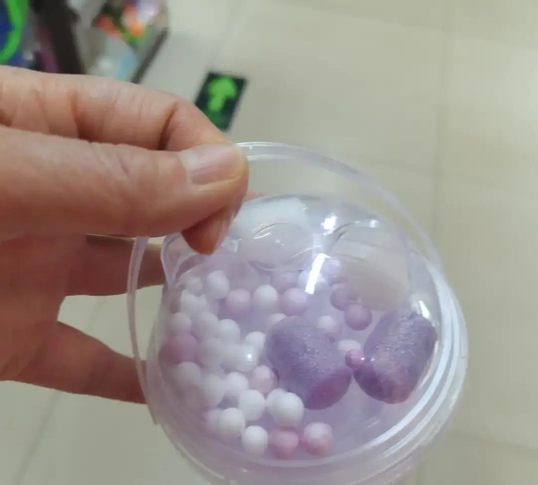 家长群里炸锅，说研究生毕业的女儿死活不恋爱。

我瞄了眼日历，女儿也27。

当