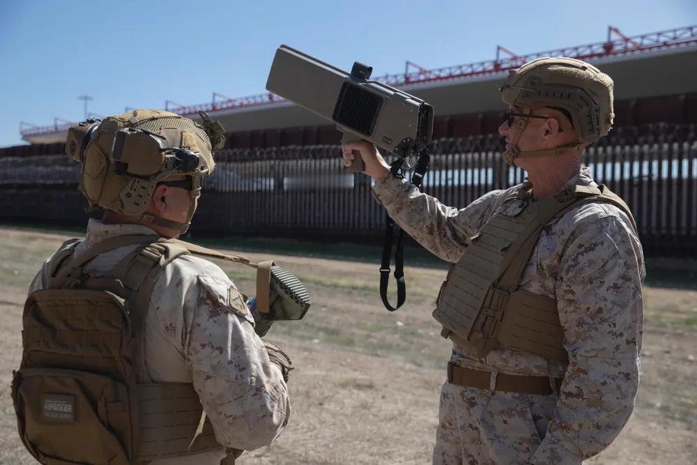 2025年10月22日，美国海军陆战队第一师指挥官托马斯·B·萨维奇少将（右）于