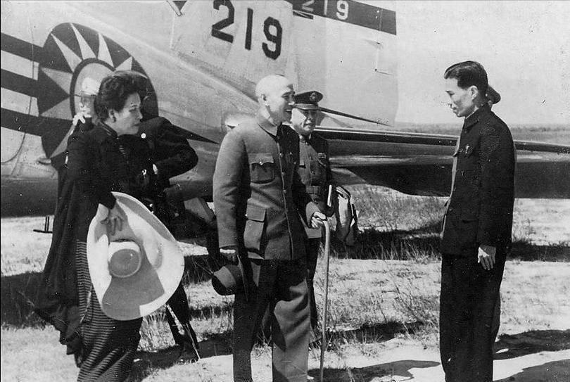 1949年蒋介石败退台湾前，浙江族人询问什么时候能回归，蒋介石只伸出三根手指回应