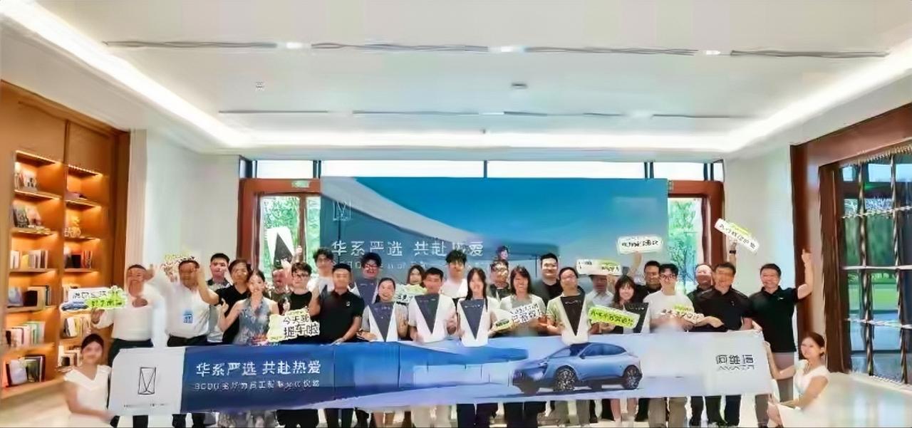 最近深圳华为基地搞了个交车仪式。9月21号那天，阿维塔给3000多名华为员工开了