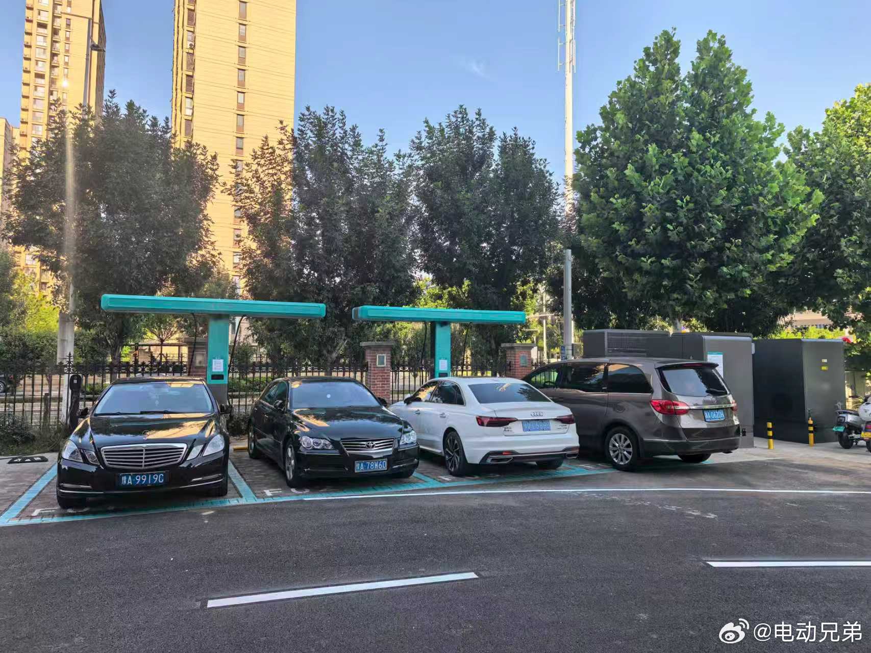 这些车牌要坚决曝光谴责，他们今天能堵闪充明天就能堵换电入口。 